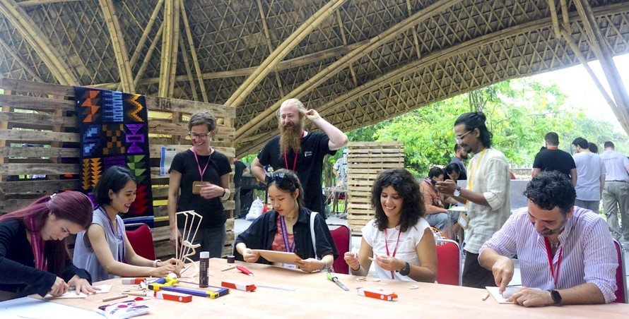 Đại diện các tác giả đoạt giải cuộc thi “Thứ thách Thiết kế Cuộc sống Tuần hoàn” tham dự và trình bày dự án tại Bali Fab Fest 2022.