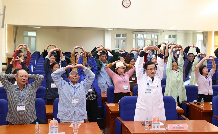 Đại diện Quỹ Ngày mai Tươi sáng tham gia buổi sinh hoạt cùng các bệnh nhân ung thư tại Bệnh viện K.