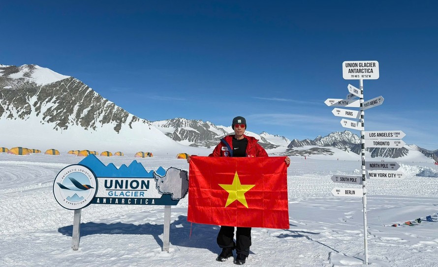 Chủ tịch Tập đoàn CEO Group mang cờ Tổ quốc và cờ Đảng đến Nam cực