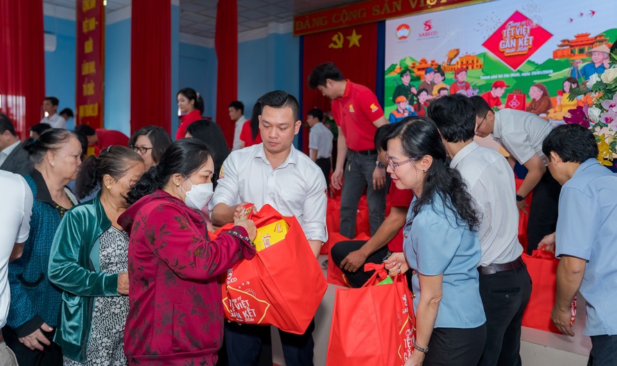 SABECO trao 400 phần quà “Chung vị tết Việt” cho các hộ gia đình có hoàn cảnh khó khăn