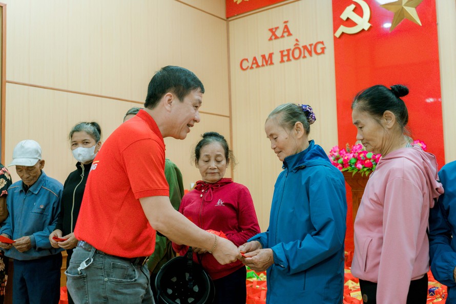 SABECO tặng 500 phần quà “Chung vị tết Việt” cho người dân Hải Phòng và Quảng Trị