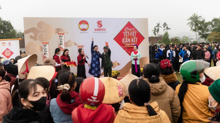 Người dân Nghệ An thích thú với hoạt động hát dân ca ví giặm tại sự kiện cộng đồng Chung vị tết Việt của SABECO.