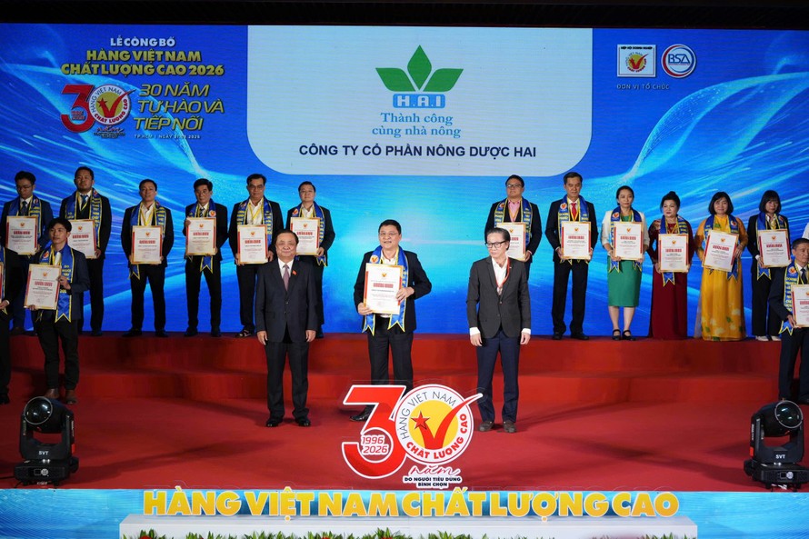 Đồng chí Lê Minh Hoan – Phó Chủ tịch Quốc hội trao chứng nhận cho đại diện Nông dược HAI.