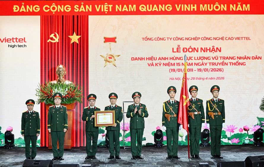 Thượng tướng Phạm Hoài Nam, Ủy viên Trung ương Đảng, Ủy viên Thường vụ Quân ủy Trung ương, Thứ trưởng Bộ Quốc phòng, trao danh hiệu Anh hùng Lực lượng vũ trang nhân dân cho Viettel High Tech.