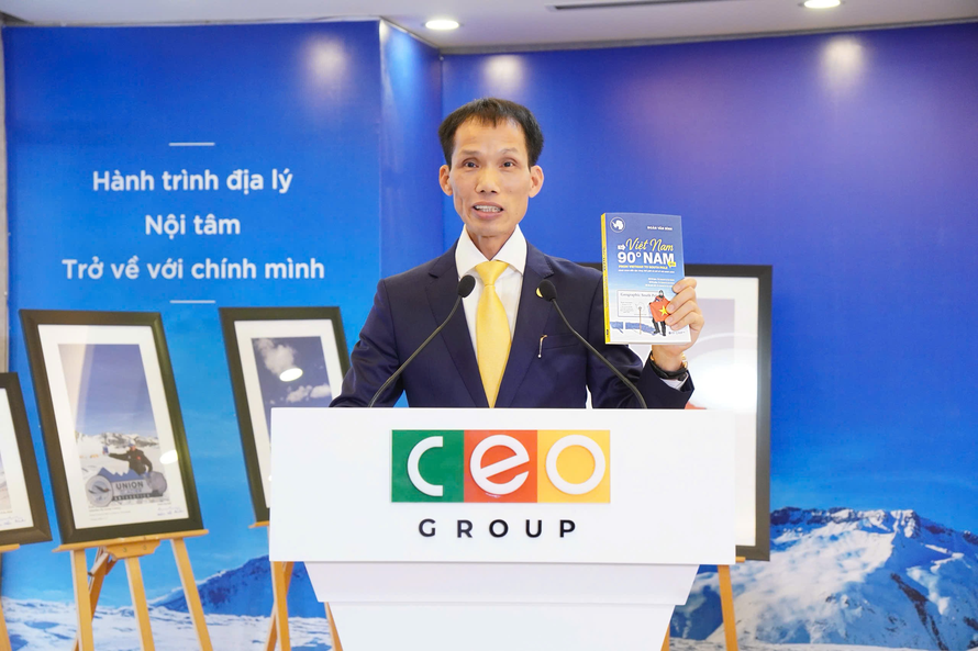 Tác giả Đoàn Văn Bình chia sẻ tại Lễ ra mắt sách “Từ Việt Nam đến 90° Nam”.