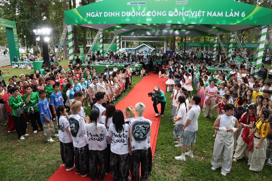 Khu vực trưng bày của Herbalife Việt Nam tại sự kiện thu hút nhiều người tham gia với các hoạt động tương tác thú vị.