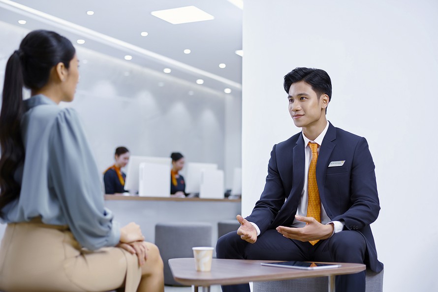 Nhân viên VIB đồng hành cùng khách hàng trong việc hoạch định giải pháp bảo vệ và tài chính.