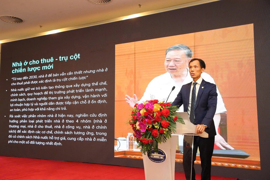 TS. LS. Đoàn Văn Bình trình bày báo cáo chuyên đề về Nhà ở cho thuê tại Việt Nam.