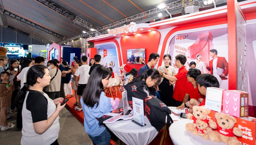 Gian hàng của Prudential Việt Nam thu hút nhiều khách tham quan đến tìm hiểu thông tin và trải nghiệm hoạt động.