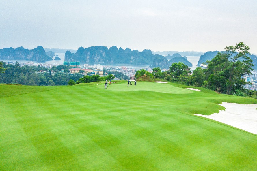 Với nhiều sân golf đẳng cấp quốc tế, Việt Nam là điểm đến yêu thích của du khách Hàn Quốc, ảnh sân golf FLC Hạ Long.