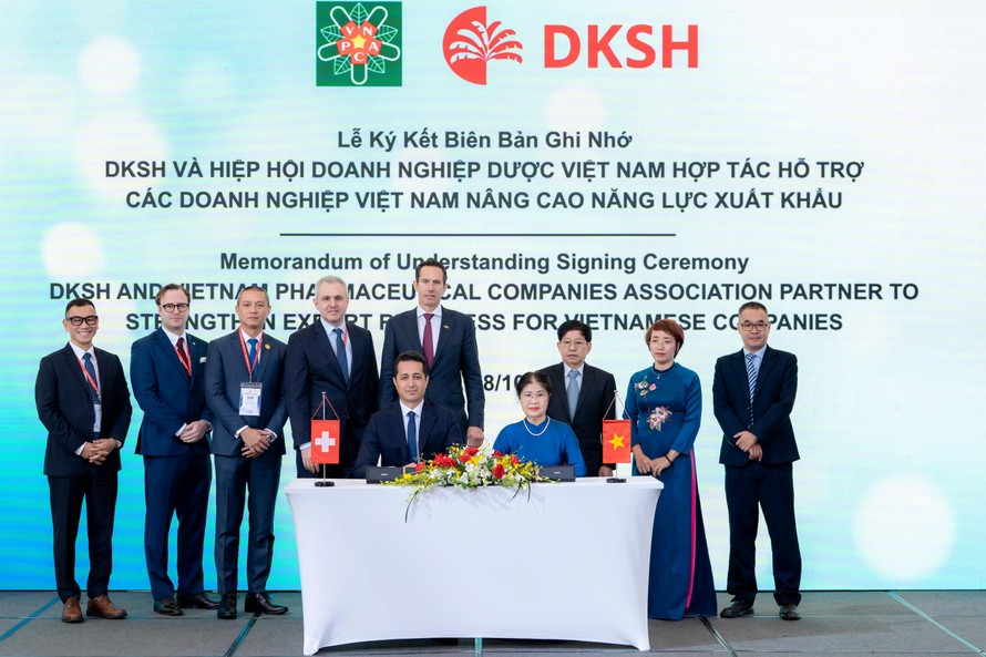 Ông Charaf Kadri, Phó Chủ tịch, Ngành hàng Chăm sóc Sức khỏe, DKSH Việt Nam (ngồi bên trái) và Bà Trần Thị Thu, Phó Chủ tịch Thường trực Hiệp hội Doanh nghiệp Dược Việt Nam (ngồi bên phải), đã đại diện cho hai đơn vị ký kết Biên bản ghi nhớ (MOU).