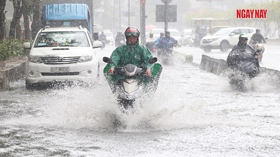 Mưa lớn gây ngập đường Nguyễn Hữu Cảnh ngày 20/5. Ảnh: Linh Vũ