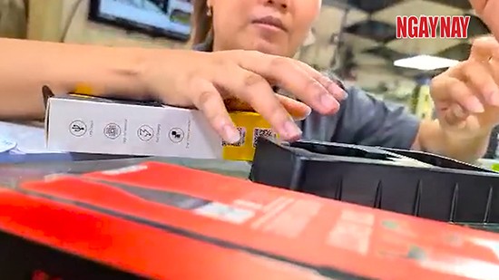 Khi được yêu cầu, nhân viên cửa hàng Hoàng Dung sẽ đóng mộc bảo hành. Ảnh: Cắt từ clip