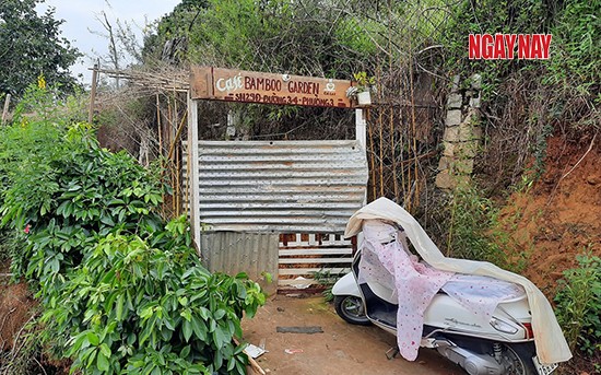 Sau khi bị cưỡng chế thi hành án, căn nhà của gia đình anh Hạnh thường xuyên đóng cổng, có người canh giữ. Ảnh: Xuân Thọ