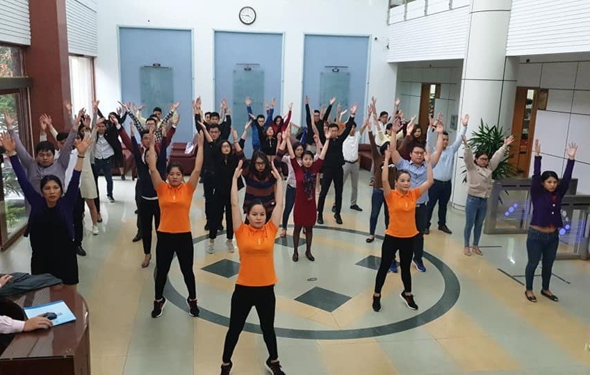 Đoàn thanh niên Bộ Y tế tập thể dục giữa giờ để tăng cường vận động. (Ảnh P.C).