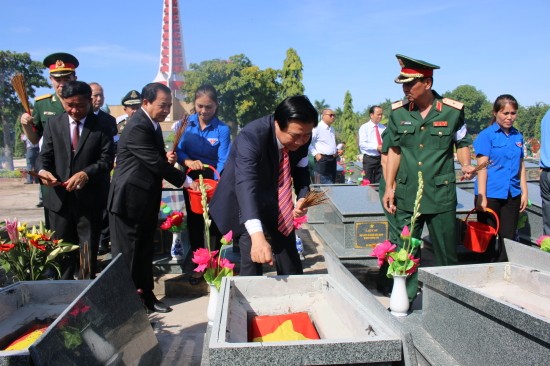 Đại biểu dâng hương viếng hương hồn các anh hùng liệt sĩ. Ảnh: Trung Kiên