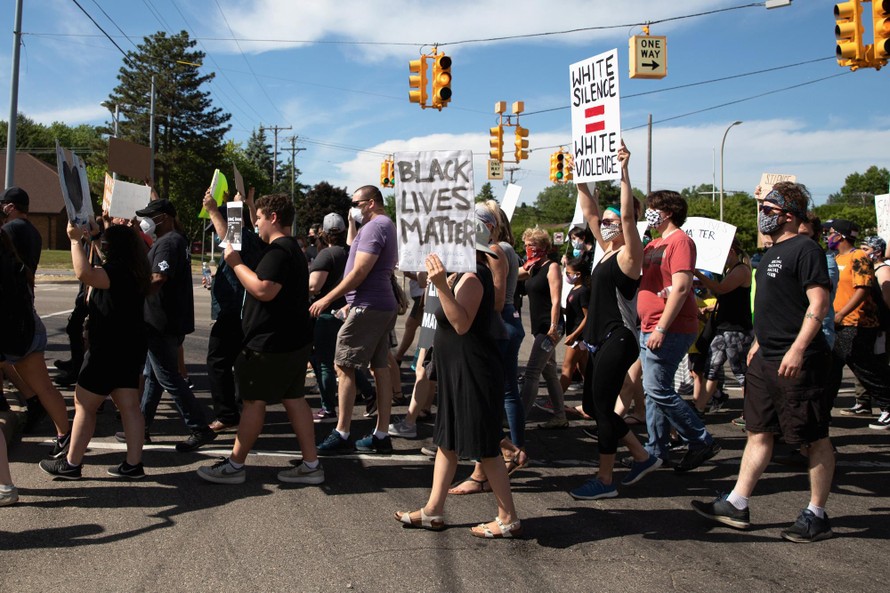 Biểu tình chống lại nạn phân biệt chủng tộc. Ảnh: Reuters.