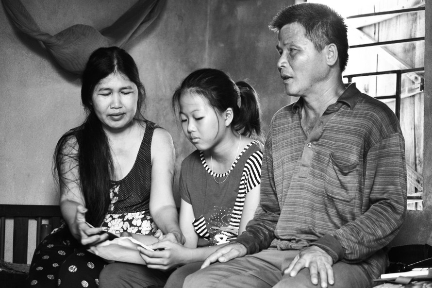 Gia đình hạnh phúc của vợ chồng anh Hòa - chị Tuyết. Ảnh: Vĩnh Sơn