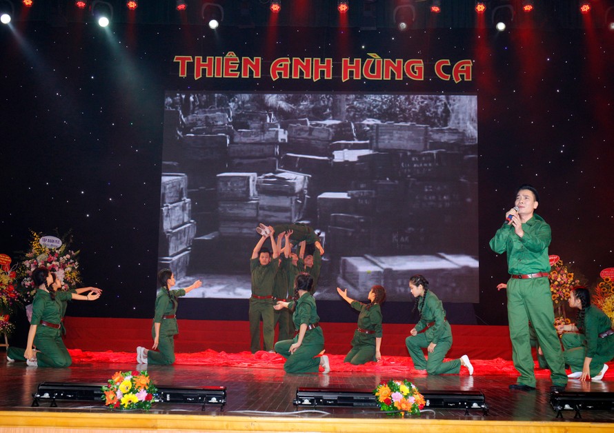 Những bản thiên anh hùng ca vang lên hào sảng và thành kính