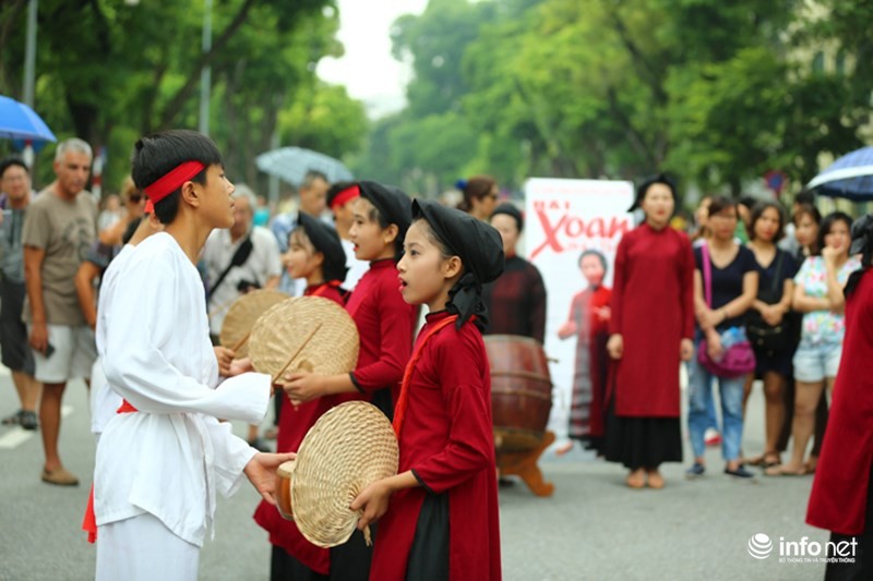 Độc đáo gánh hát Xoan nhí biểu diễn giữa phố đi bộ