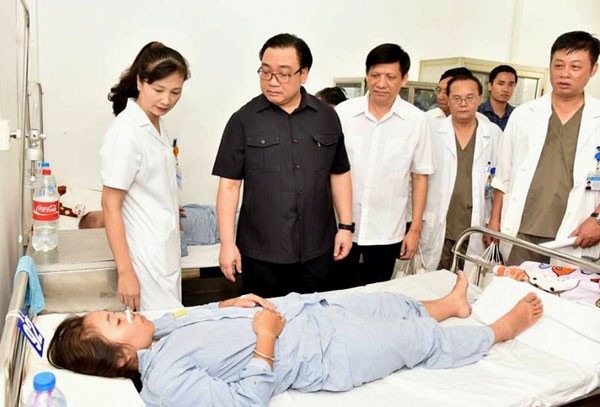 Bí thư Thành ủy Hà Nội Hoàng Trung Hải và Thứ trưởng Bộ Y tế Nguyễn Thanh Long thăm bệnh nhân SXH tại bệnh viện Thanh Nhàn. Ảnh: Gia Huy