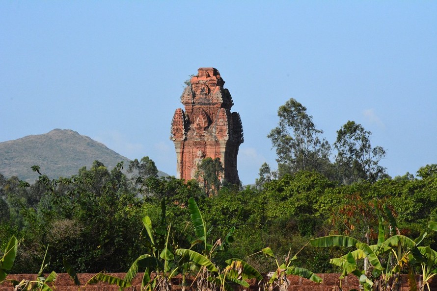 Tháp Cánh Tiên nhô lên giữa trời xanh