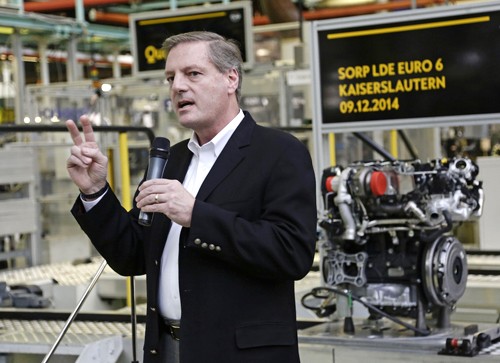 James B. DeLuca khi còn là Phó chủ tịch của GM