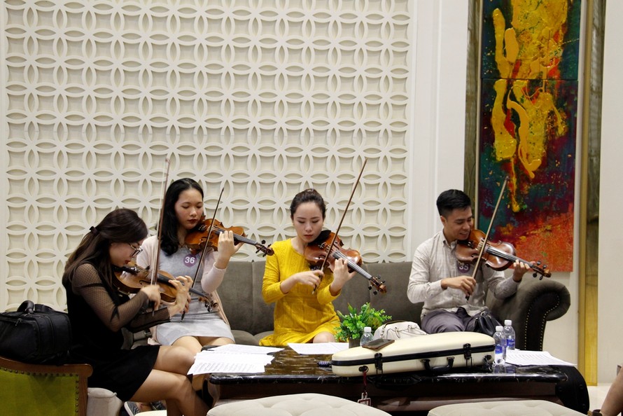 Các nghệ sĩ trẻ tập luyện trước giờ tuyển chọn