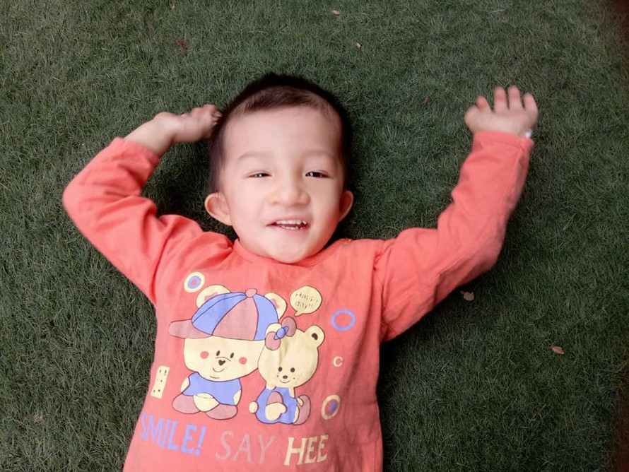 Bé Ken giờ đã biết bộ lộ đủ mọi cung bậc cảm xúc: khóc lóc, hờn dỗi, thậm chí ăn vạ...