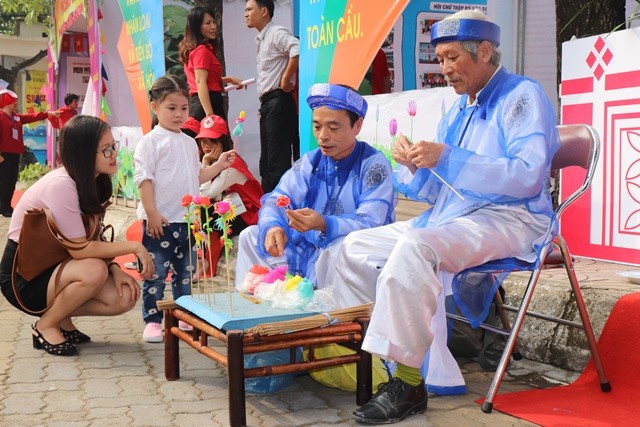 Các nghệ nhân làng Xuân La biểu diễn nặn tò he tại các sự kiện, lễ hội