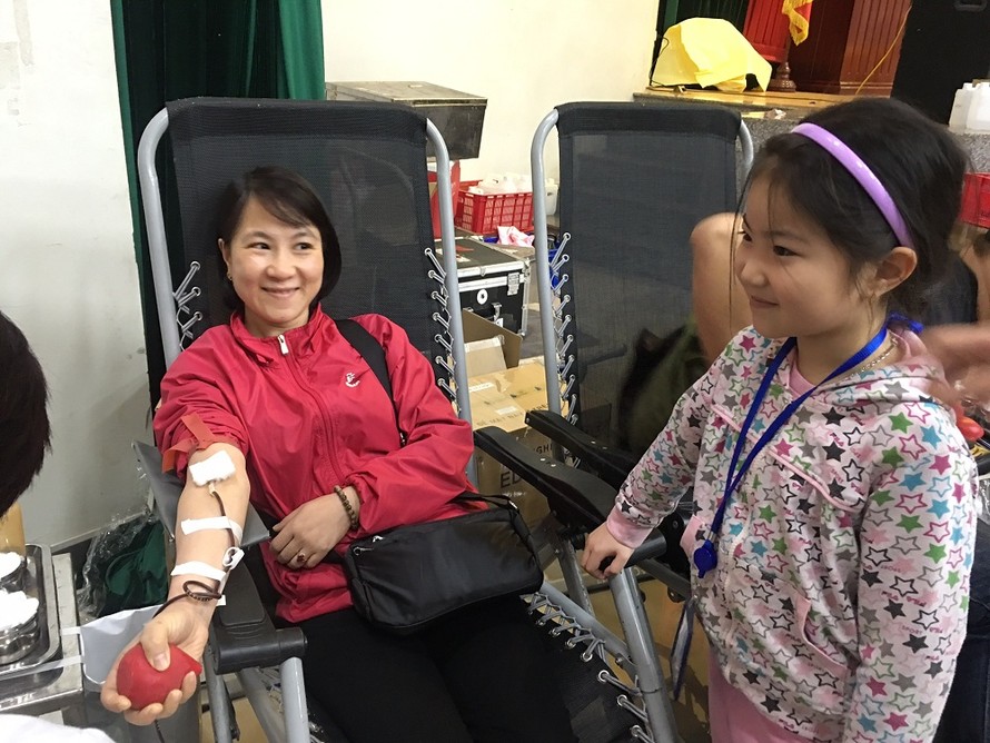 Chị Phan Thuý Bích và con gái nhỏ tại Lễ hội Xuân hồng