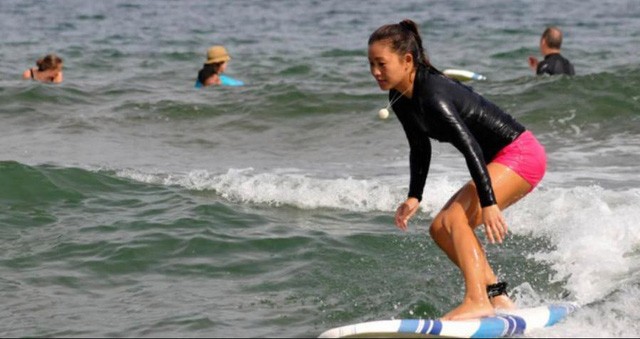 Một cô gái người Triều Tiên lướt sóng biển