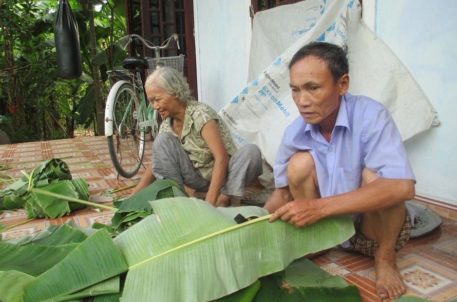 Bà Cam cùng chùng đang cuốn lá chuối. Bà Cam cho rằng bà đã không hề ngủ trong vòng 9 năm
