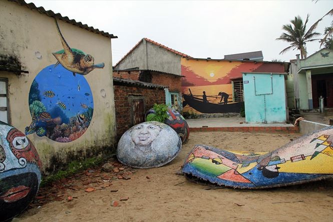 Tranh tường bên cạnh tranh thúng mủng...