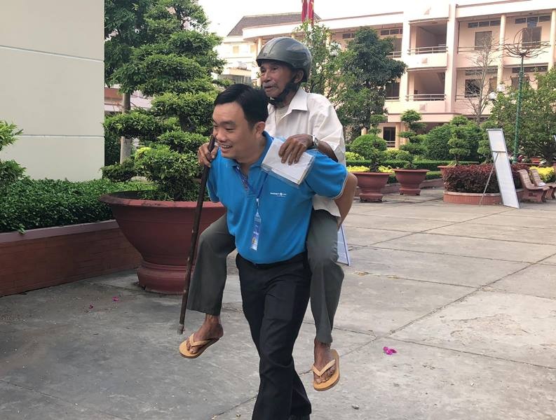 Cán bộ nhiệt tình đưa người dân nghèo, có hoàn cảnh khó khăn vào khám bệnh