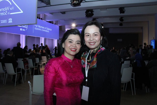 Đại sứ Trần Thị Hoàng Mai chúc mừng Tiến sĩ Nguyễn Thị Hiệp