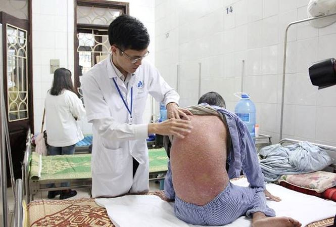 ác BS khẳng định, không thể chữa khỏi hẳn bệnh vẩy nến như quảng cáo tràn lan trên mạng. Ảnh: BS khám cho bệnh nhân bị vảy nến tại BV Da liễu TƯ
