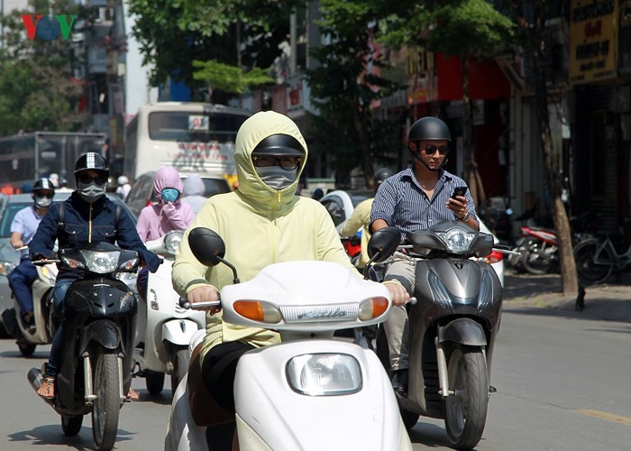 Muôn vẻ 'trốn nóng' của người dân Hà Nội những ngày nắng gắt