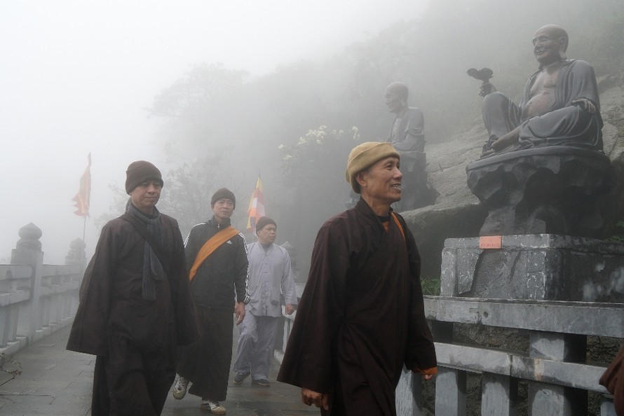 Các đoàn tăng ni phật tử ghé thăm Fansipan