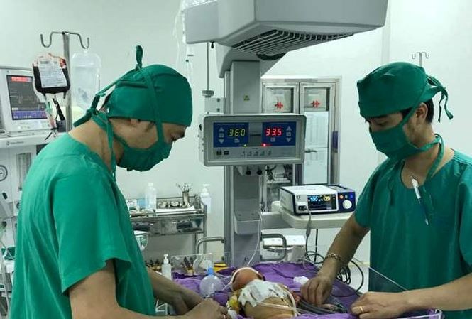 Bệnh nhi hiện vẫn đang được chăm sóc đặc biệt tại bệnh viện.