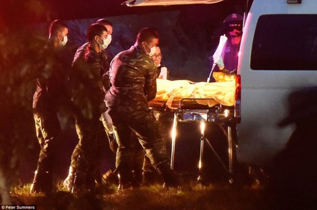 Những cậu bé được giữ ấm cơ thể trên đường di chuyển tới bệnh viện.