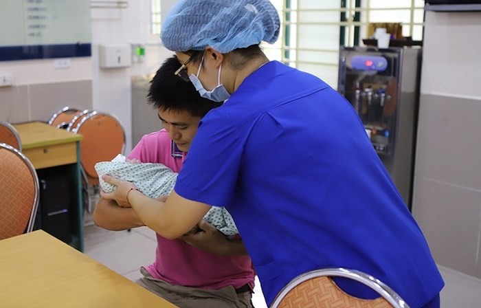 Niềm vui vỡ òa với gia đình chị Lương Thị Thảo khi đón cháu bé chào đời khỏe mạnh