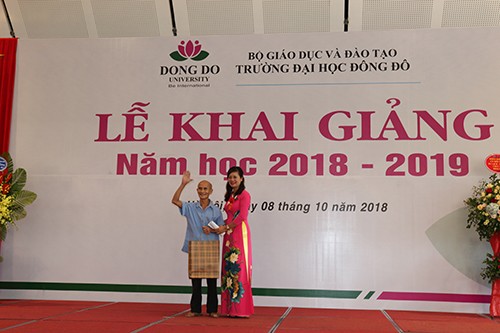Đại diện ĐH Đông Đô tặng quà cho ông Linh