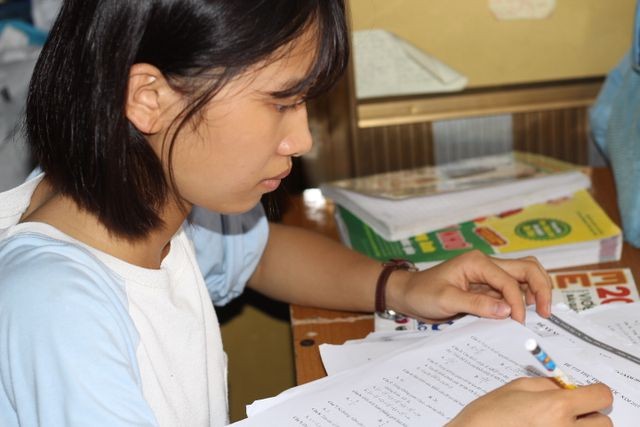 Em Nguyễn Thị Hiền trong những ngày chăm chỉ ôn luyện chuẩn bị cho Kk thi THPT quốc gia 2019. 