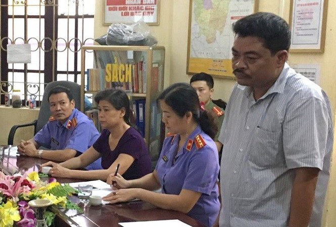 Bị can Nguyễn Thanh Hoài nghe đọc quyết định khởi tố - Ảnh công an cung cấp