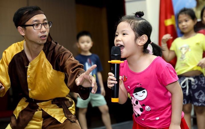 Các bé hào hứng với nhân vật chú Cuội. Ảnh: Minh Khánh