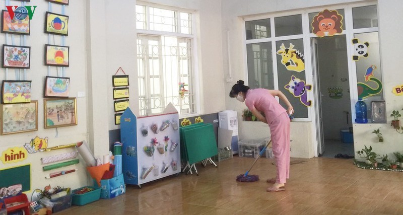 Các cô giáo Trường Mầm non Trương Định vệ sinh lớp học chuẩn bị đón học sinh trở lại.