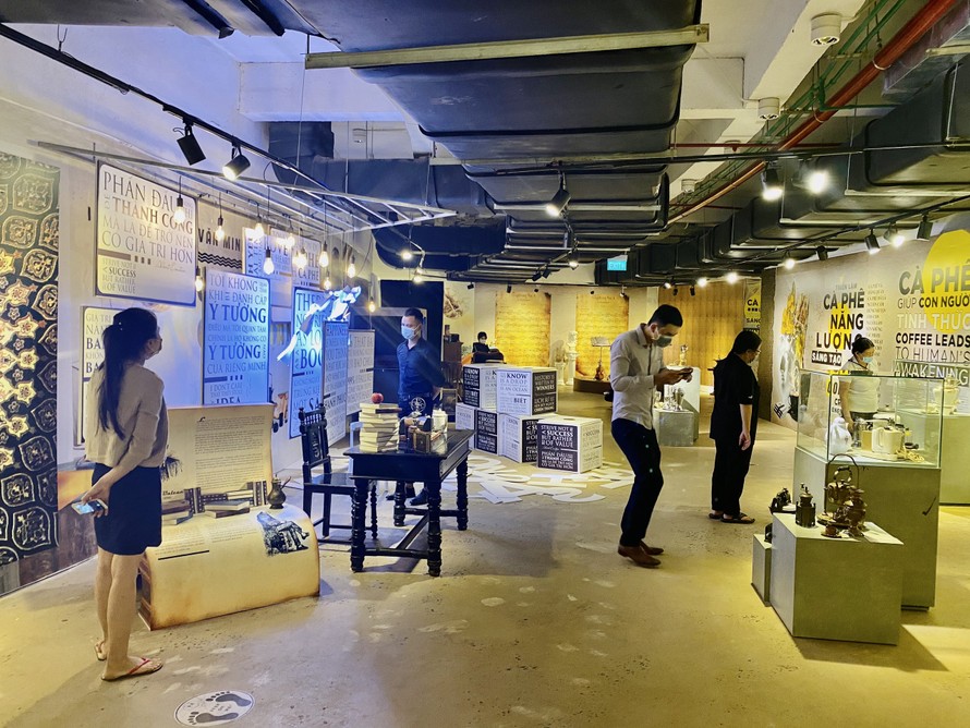 Khách tới thăm quan triển lãm phải đảm bảo quy định phòng chống dịch Covid-19 của Bảo tàng Thế giới Cà phê