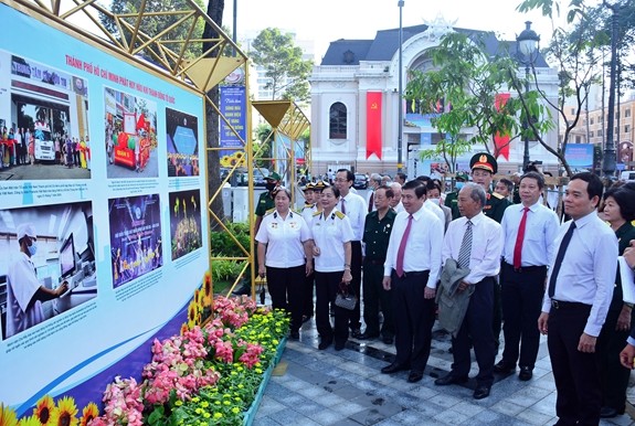 Các đại biểu tham quan triển lãm tại công viên Lam Sơn, quận 1. Ảnh: Báo Quân đội nhân dân