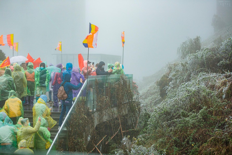 Du khách thích thú ‘săn’ băng trên đỉnh Fansipan